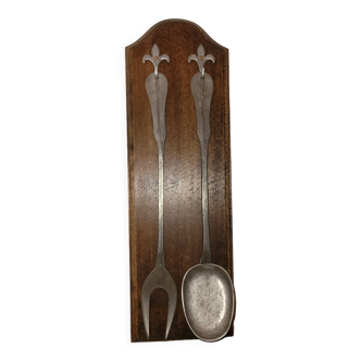 Tin serving cutlery on wooden base