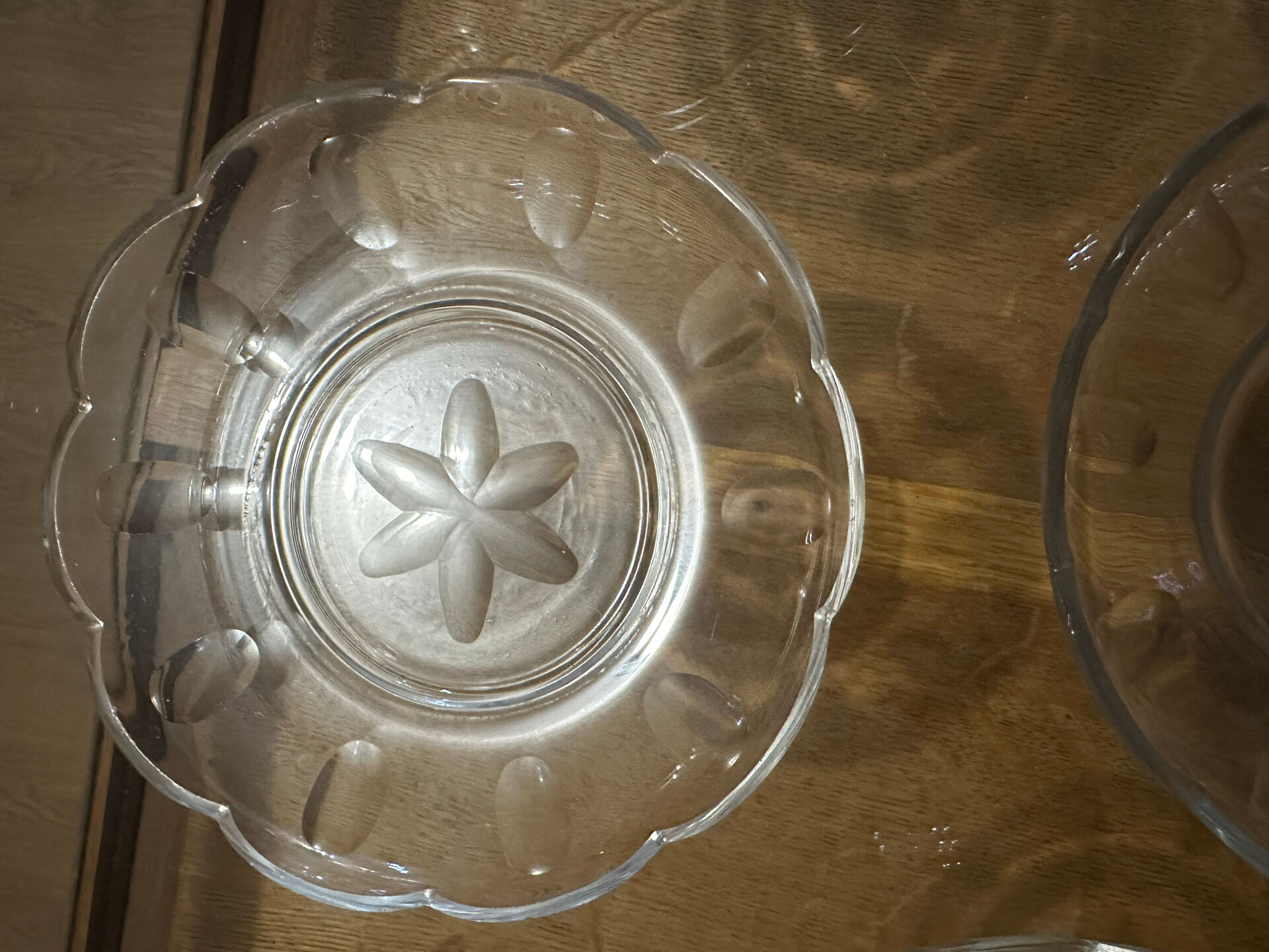 Set of 8 crystal bowls with floral decoration, France early 20th century.