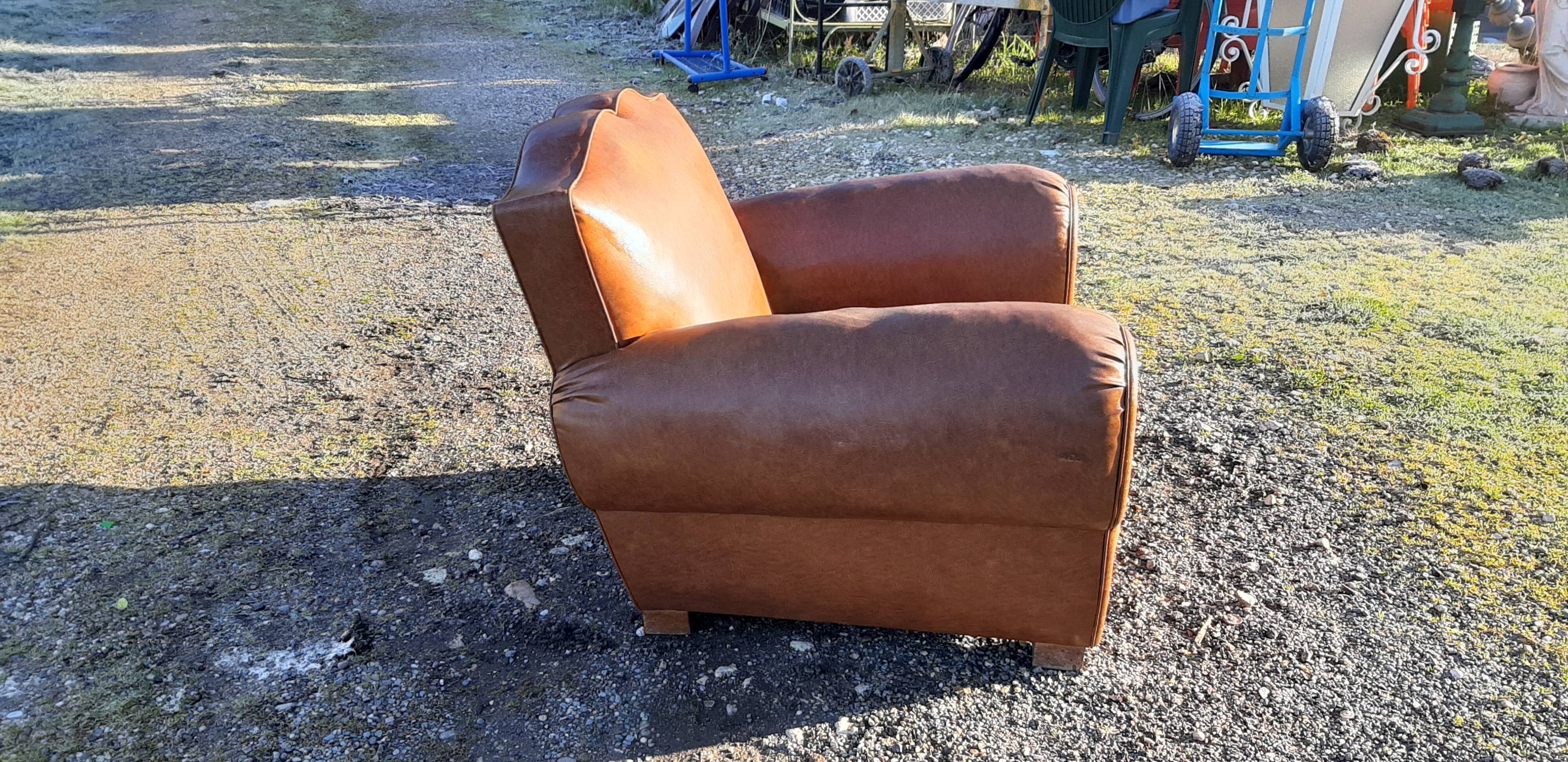 Fauteuil club des années 30 en simili cuir