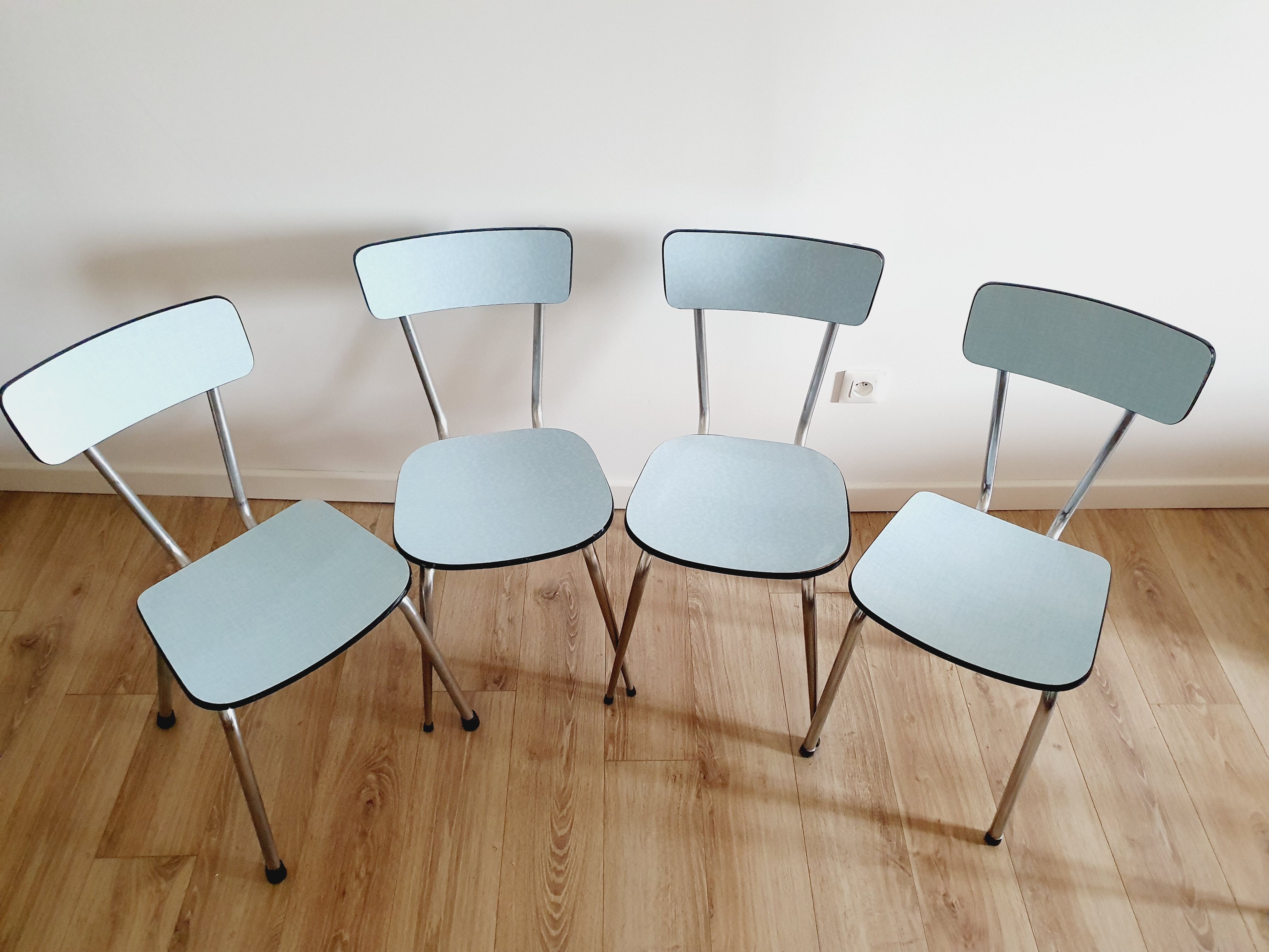 Table et 4 chaises en formica bleu