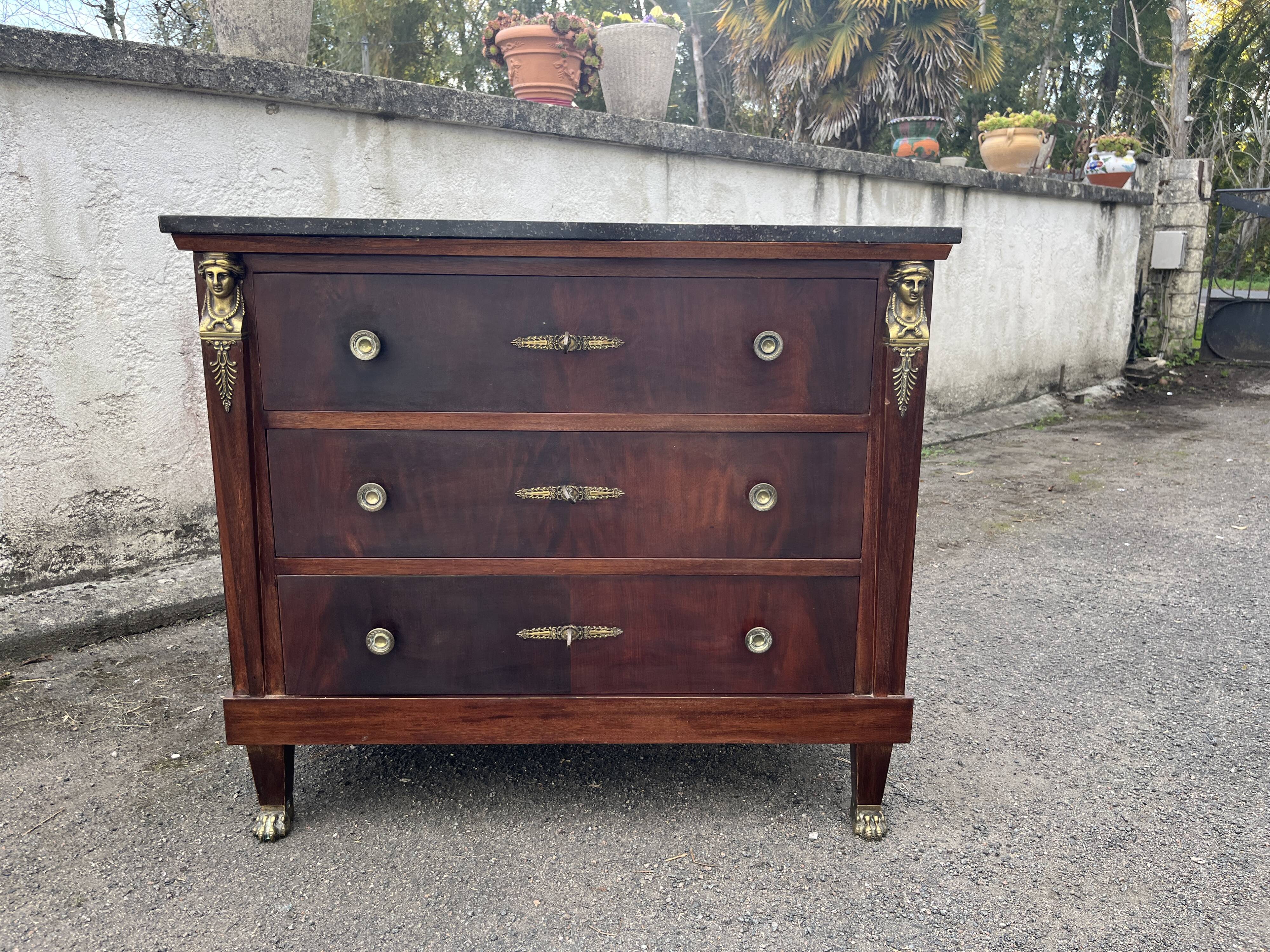 Commode Retour d’Égypte en acajou et bronze doré – dessus marbre noir