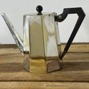 Cafetière en argent massif de style Art Déco français, octogonale, avec poignée en bois ébène, vers 1925-1935.