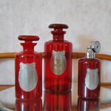Ensemble de flacon pour salle de bain verre rouge et étain mid-century