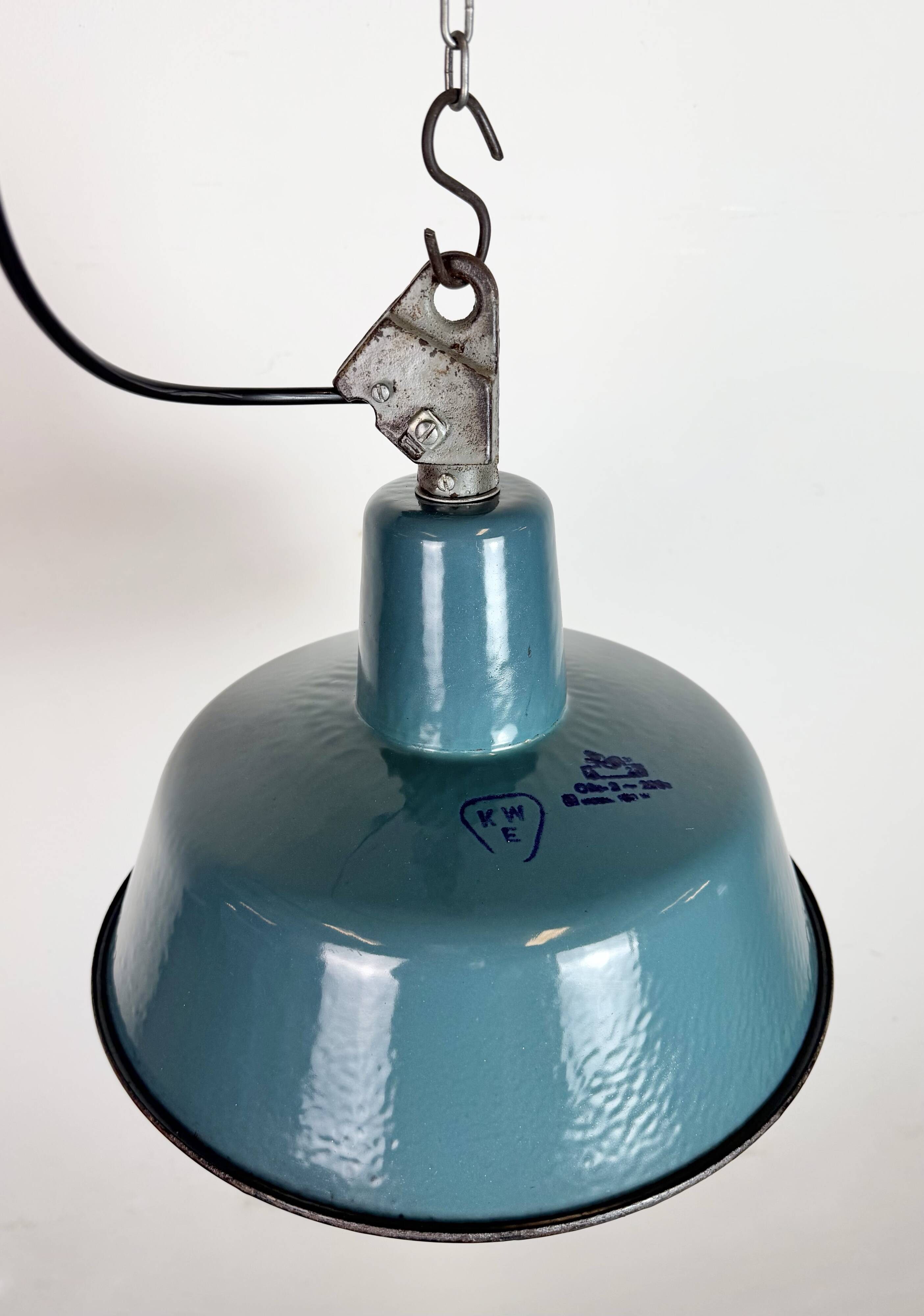 Lampe d'usine en émail pétrolier industriel avec dessus en fonte, années 1960.