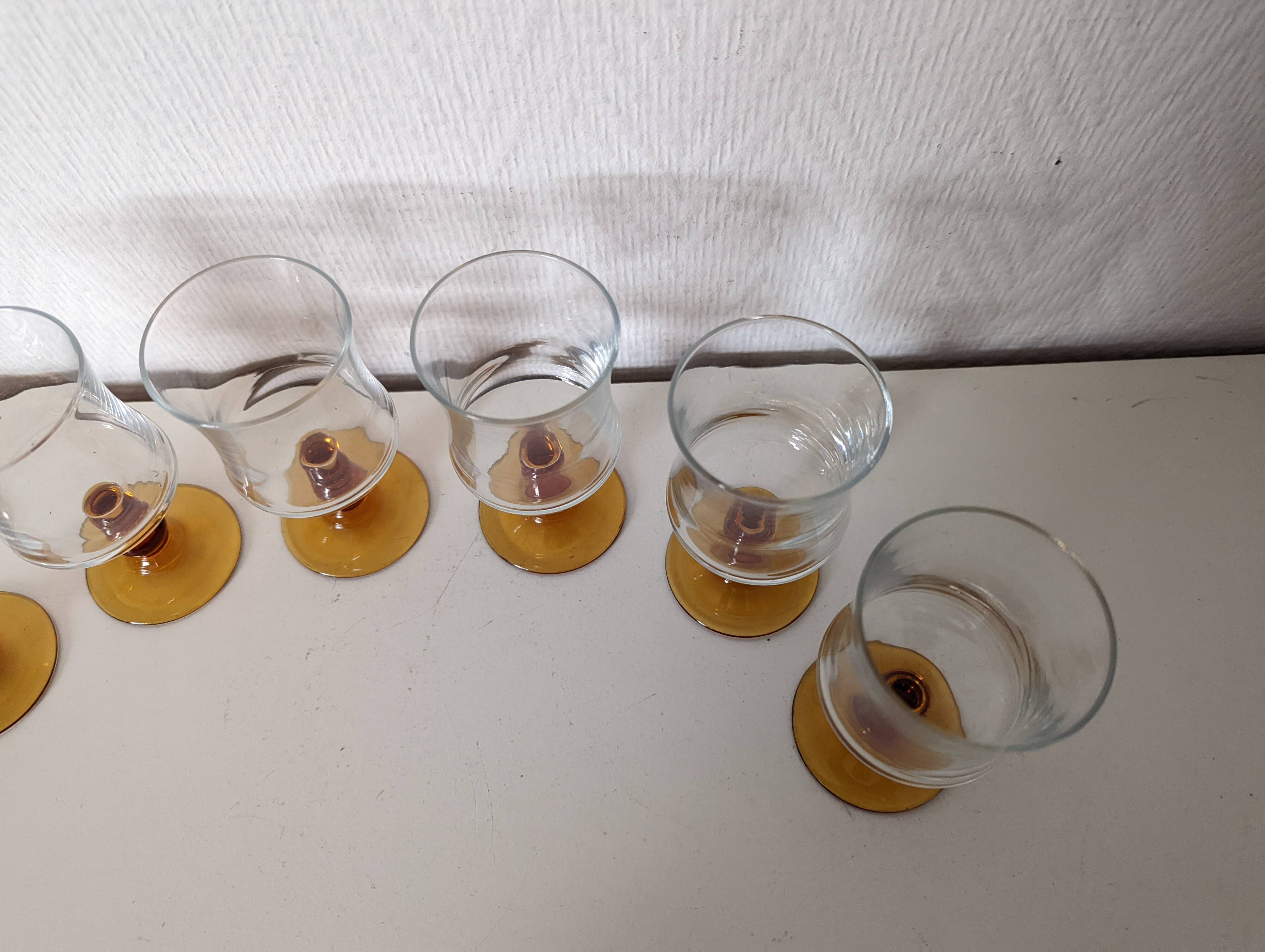 verre à pied , eau ou vin , pied jaune