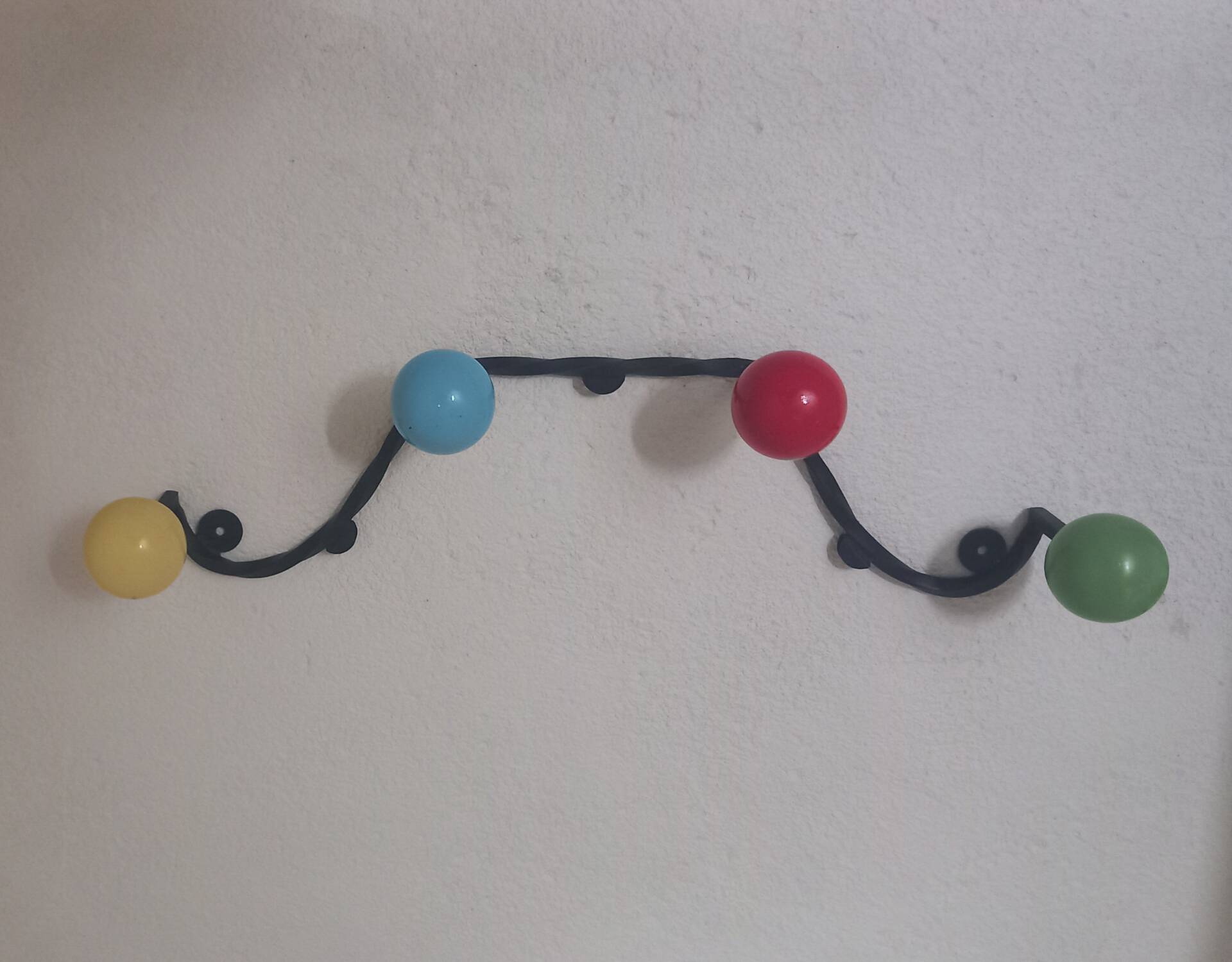 Vintage wall coat rack "Atomic" in wrought iron with multicoloured balls.