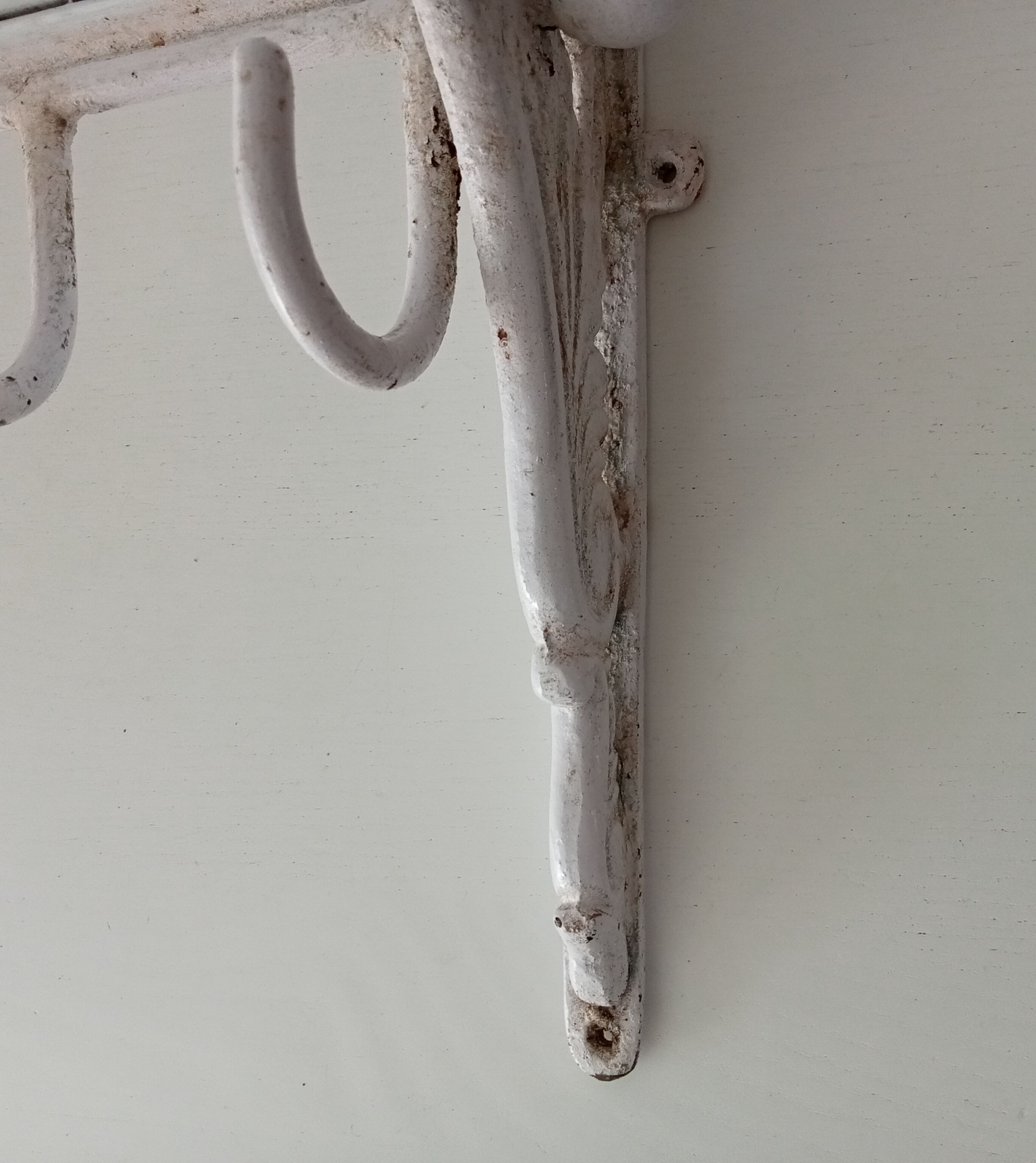 Old coat rack in cast iron and wood, 20s/30s