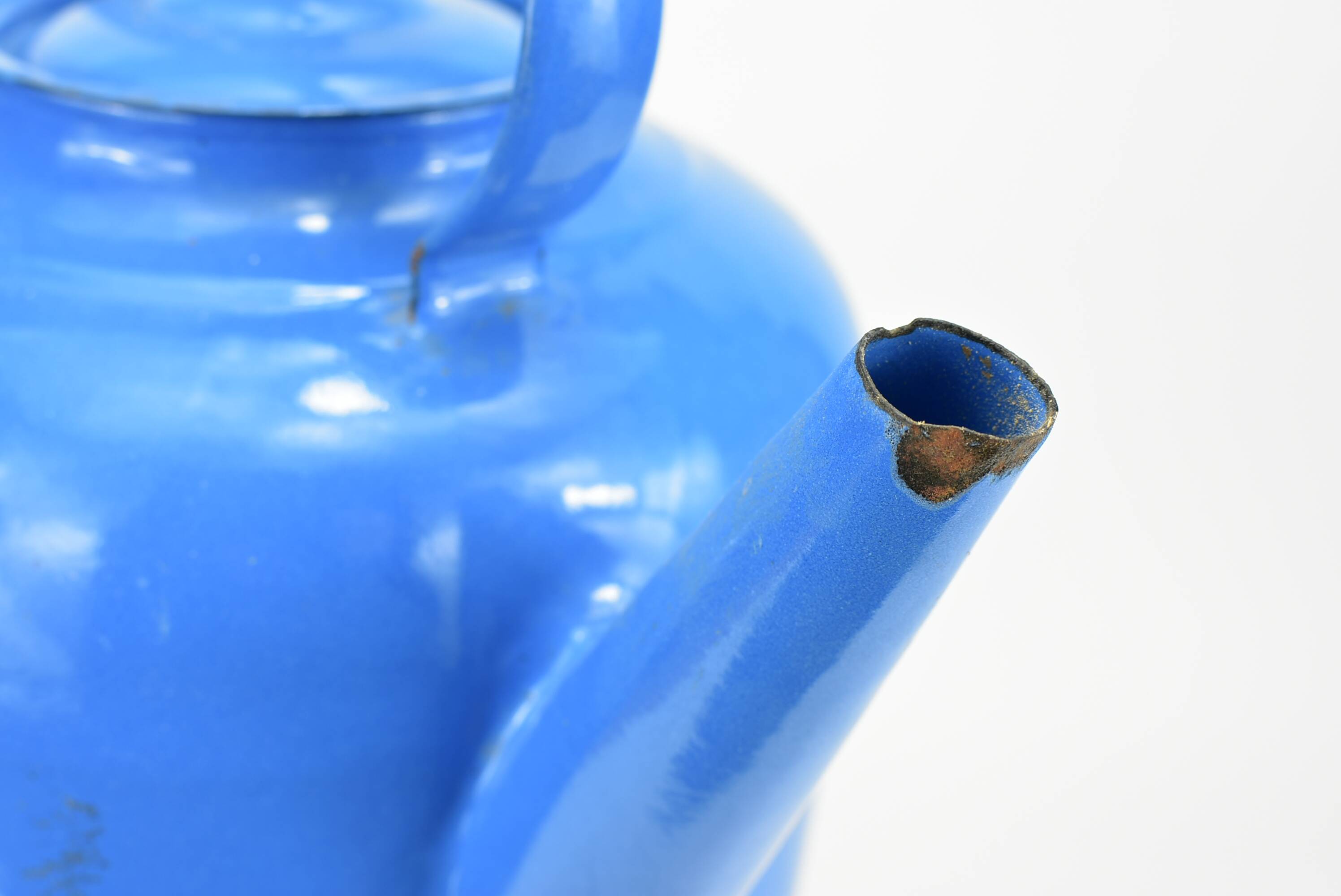 Cruche en métal émaillé bleu.