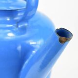 Cruche en métal émaillé bleu.