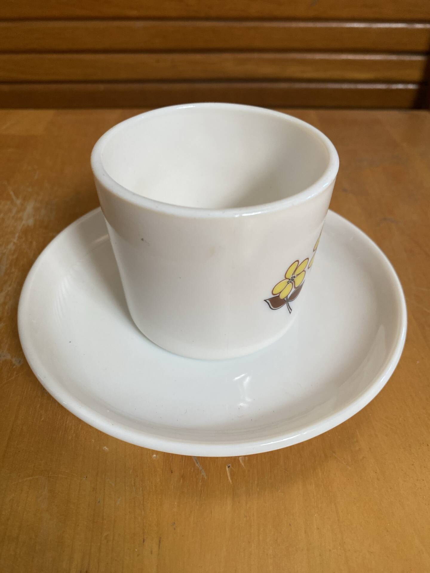 Series 8 cups & saucers sovirel white ceramic flower power fr