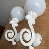 Anciennes appliques en fonte émaillée / globe opaline