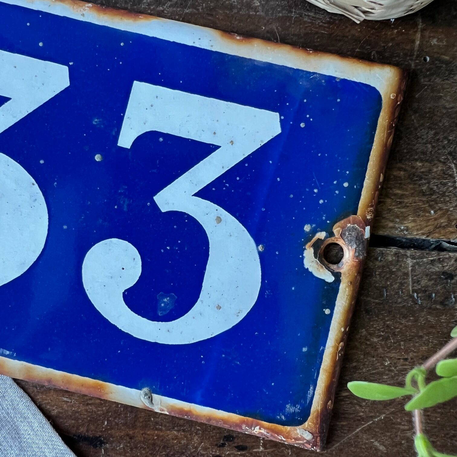 Plaque émaillée bleu "33"