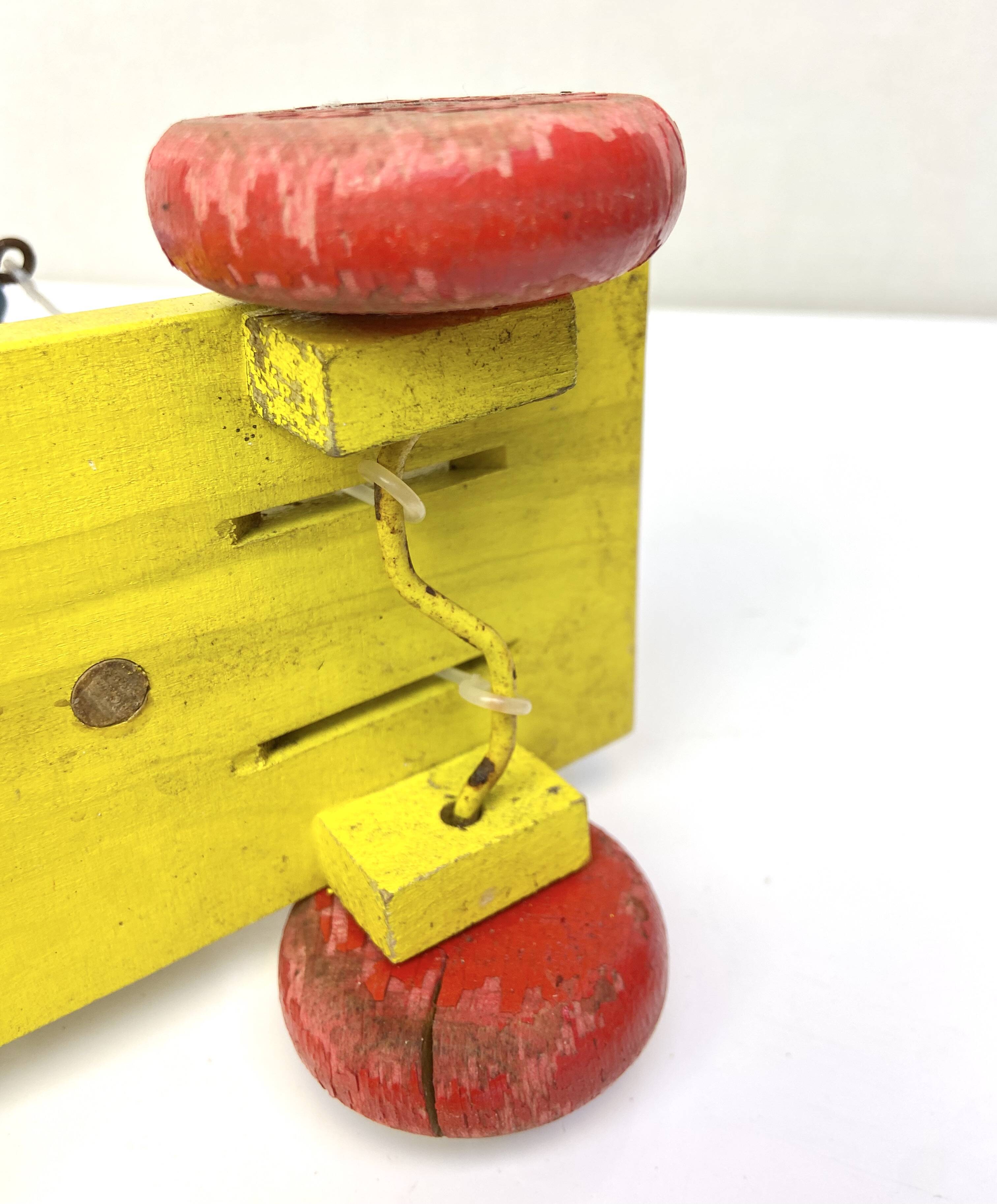 Ancien Jouet musical en bois à tirer - musicien soldat  jouant du tambour