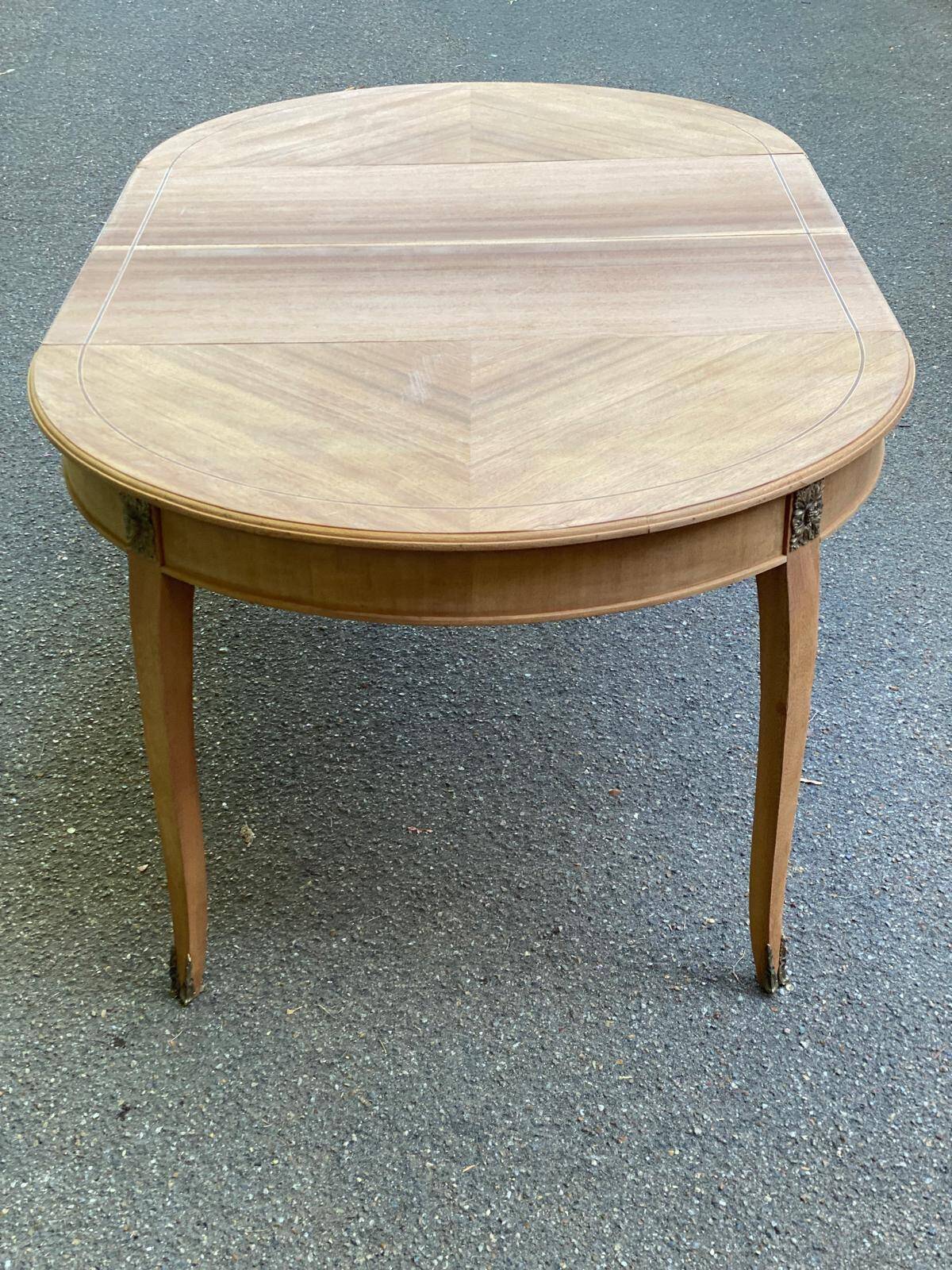 Round extendable dining table stripped in cherry wood with Louis XVI marquetry 1