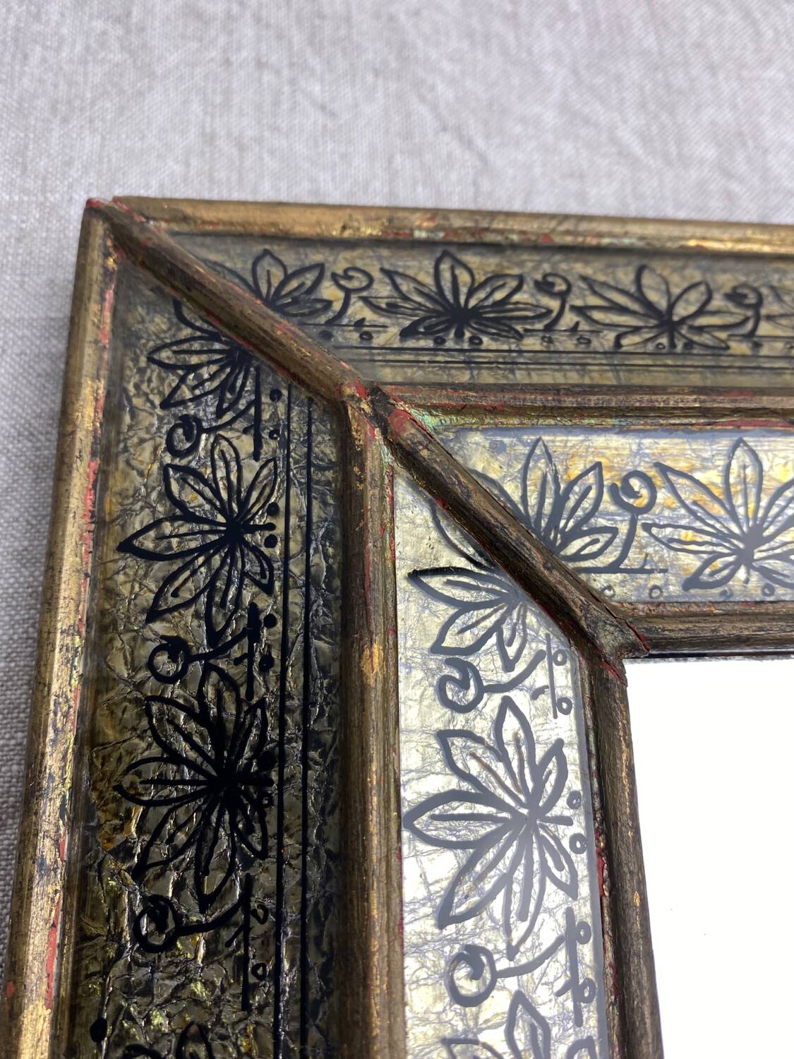 Eglomisé mirror with wooden parecloses