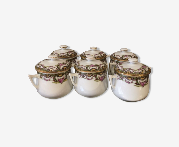Suite de 6 pots à créme avec leur plateau en porcelaine de limoges