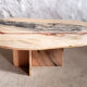 Table basse en marbre rose veiné