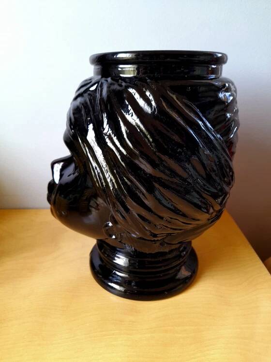 Vase or pot cover in the shape of a Moor's head made of glass from the 1970s.