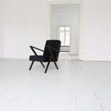 Fauteuil polonais original du milieu du siècle des années 60 en velours noir et cadre en bois noir