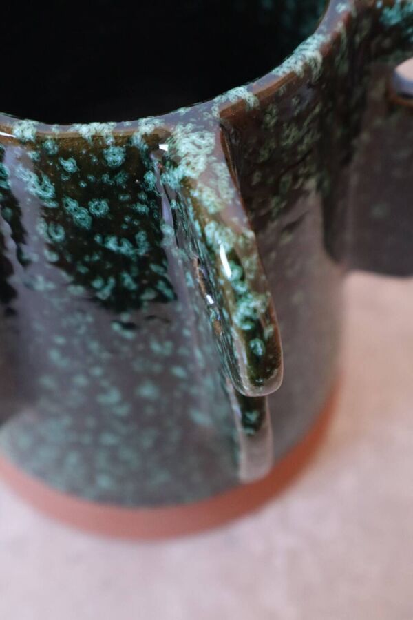 Vase en céramique sculptural émaillé vert foncé à reflets