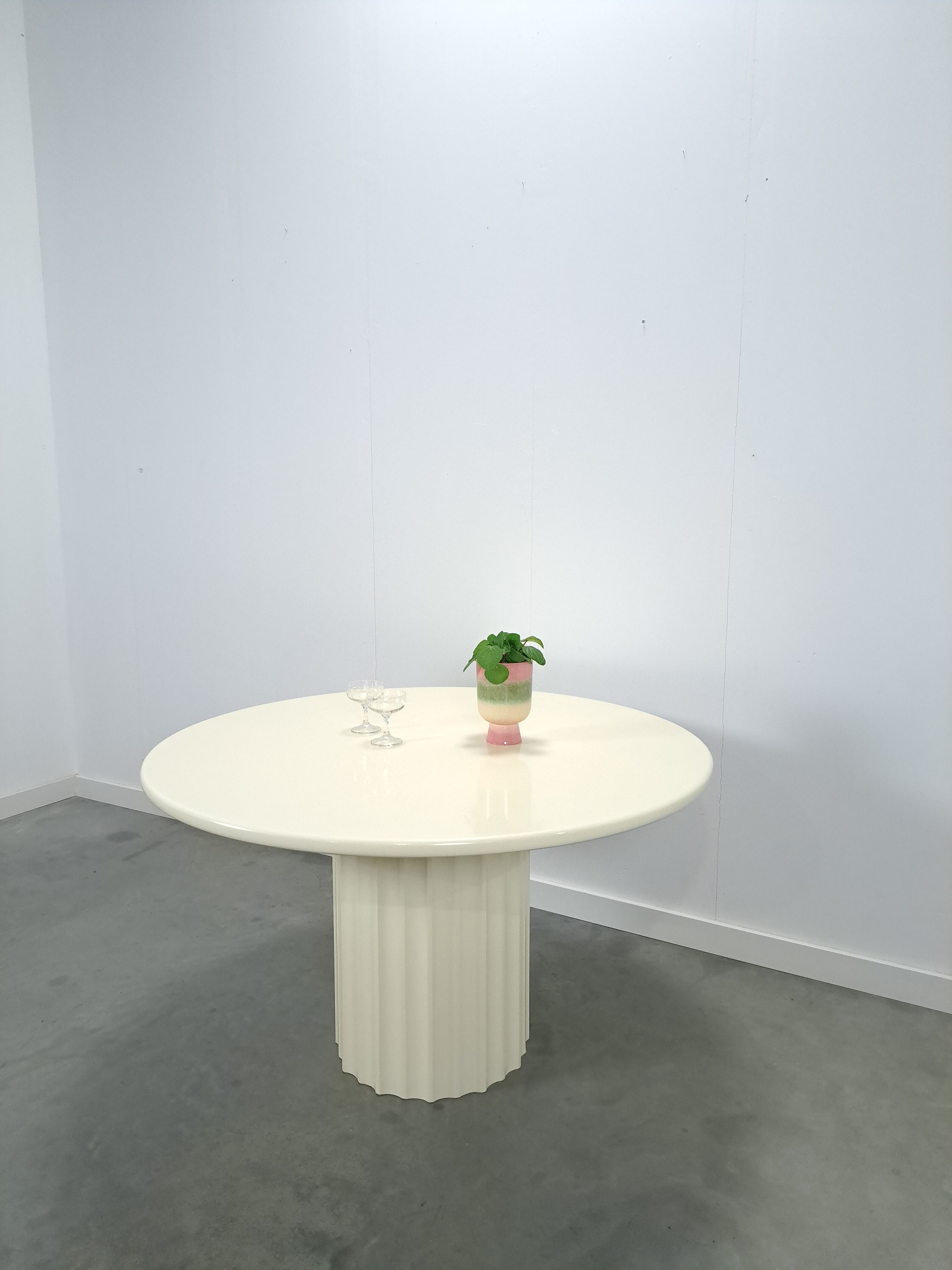 Ronde creme eettafel met geribbelde poot