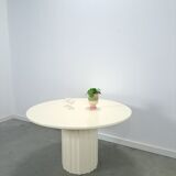 Ronde creme eettafel met geribbelde poot