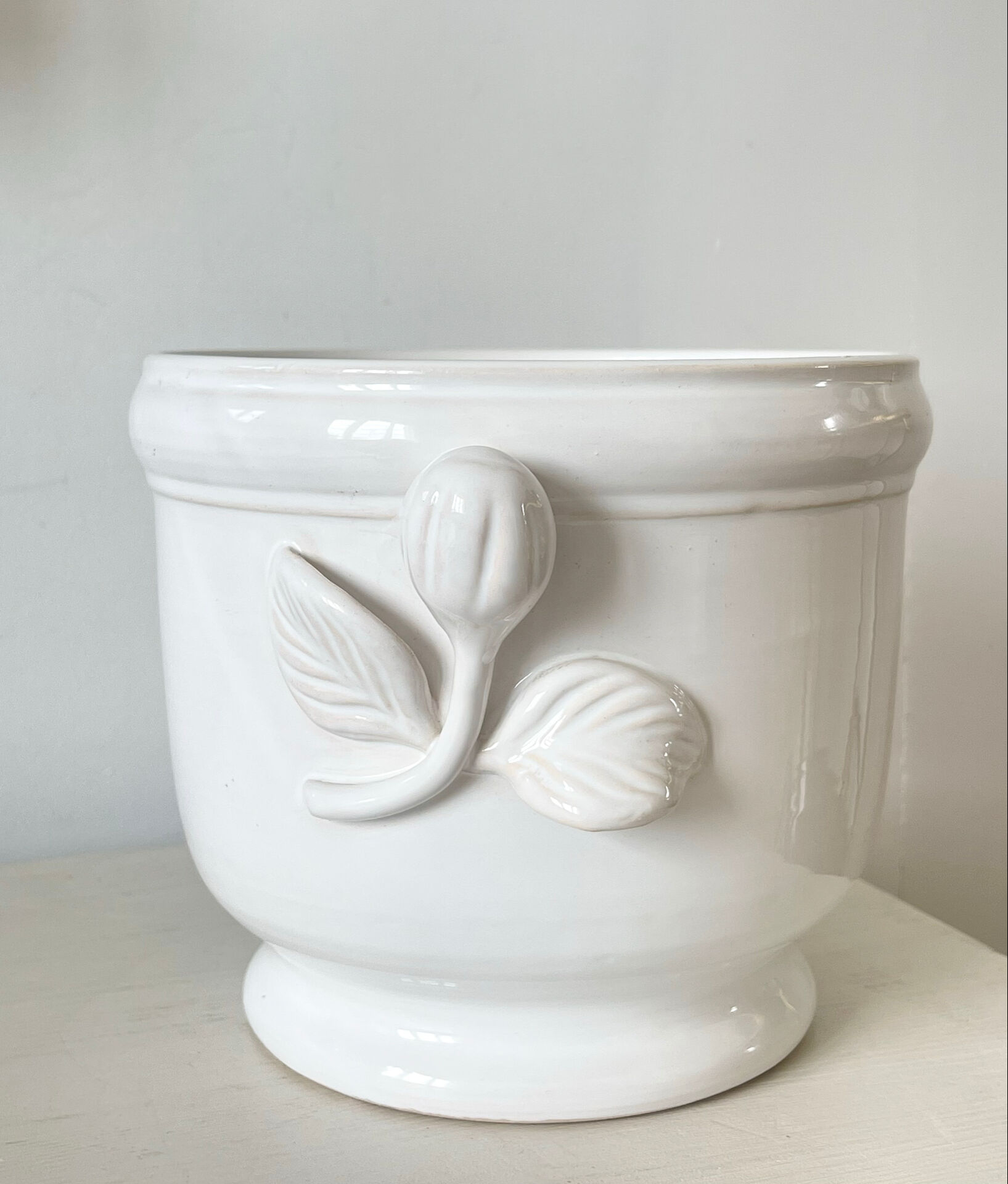 Cache pot en faïence blanche
