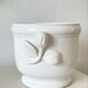 Cache pot en faïence blanche