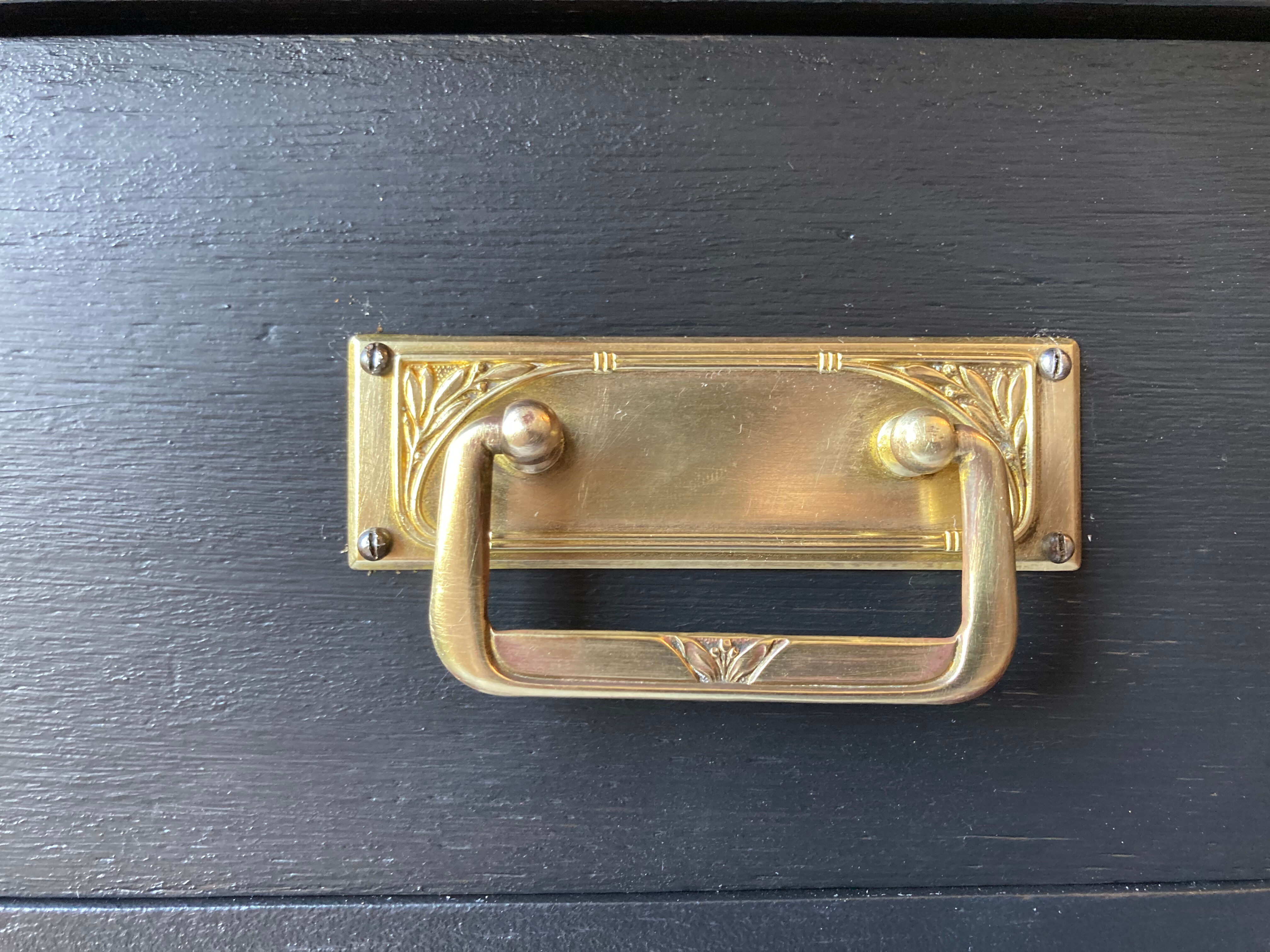 Art-deco period oak commodus