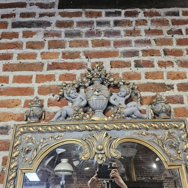 miroir en bois patiné gris et doré avec des amours