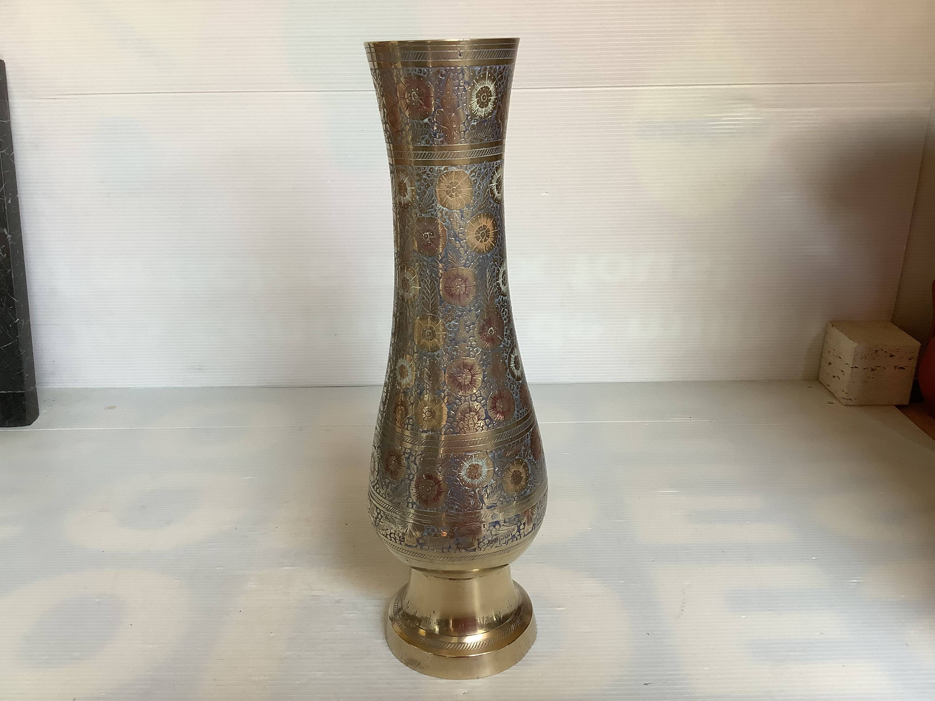 Vase en laiton travaillé