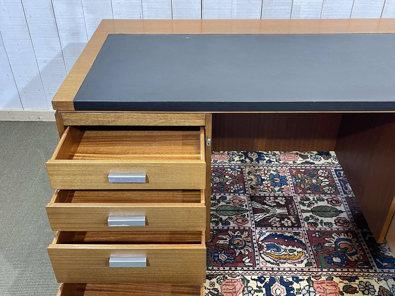 Bureau de direction anglais des années 1970 en acajou