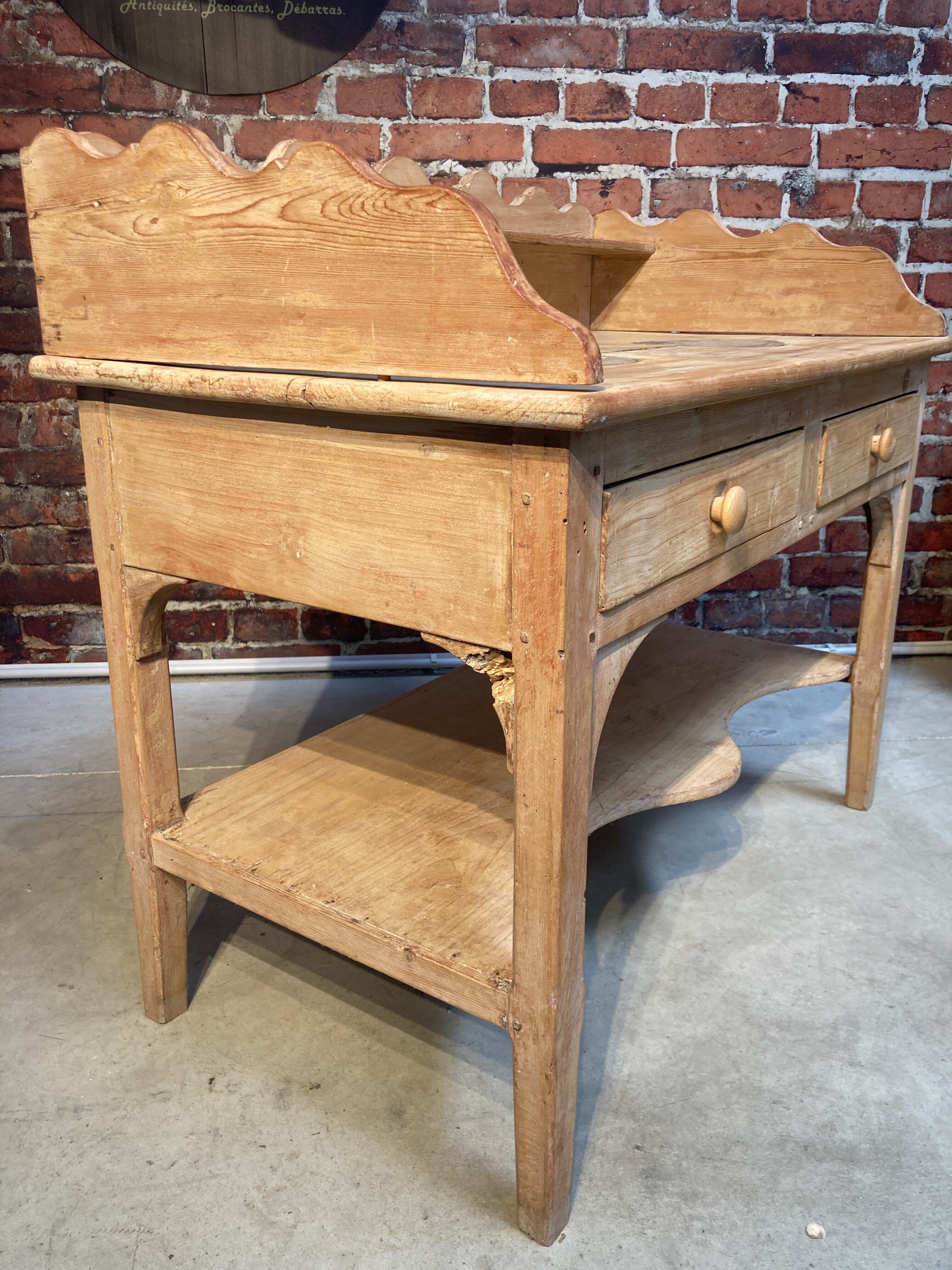 Meuble de toilette ancien en bois brut