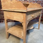 Meuble de toilette ancien en bois brut