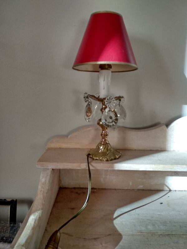Lampe rococo , pied en bronze ciselé, fausse bougie et  pampilles pendeloques en cristal