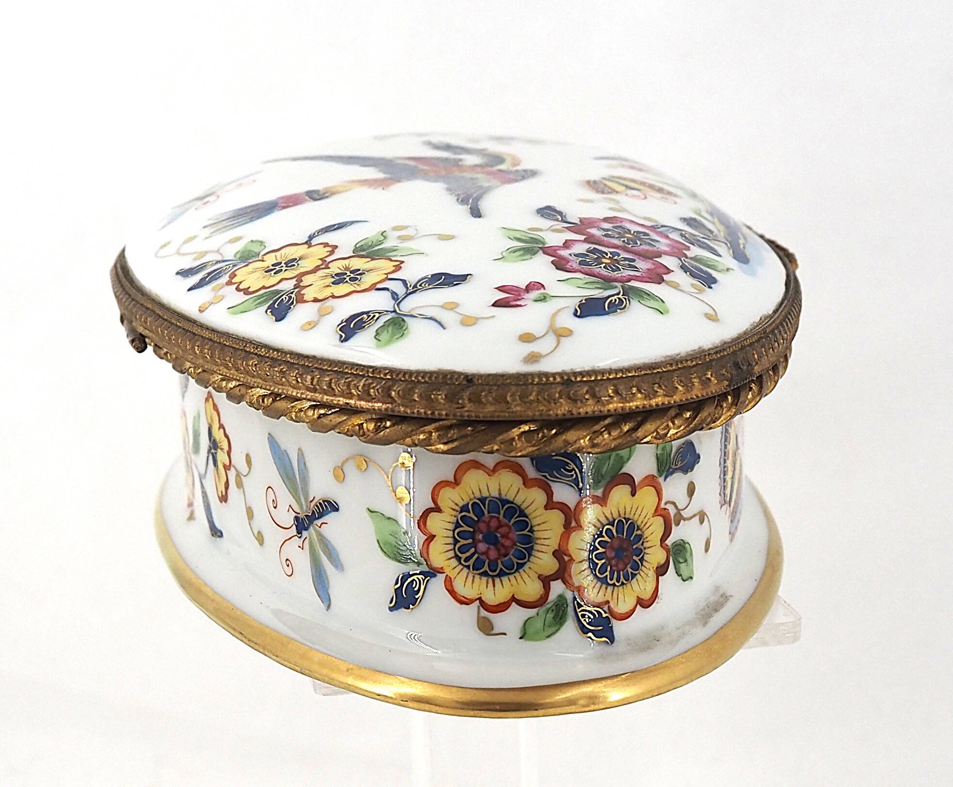 Le Tallec in Paris, porcelain bonbonnière, signed, in excellent condition.