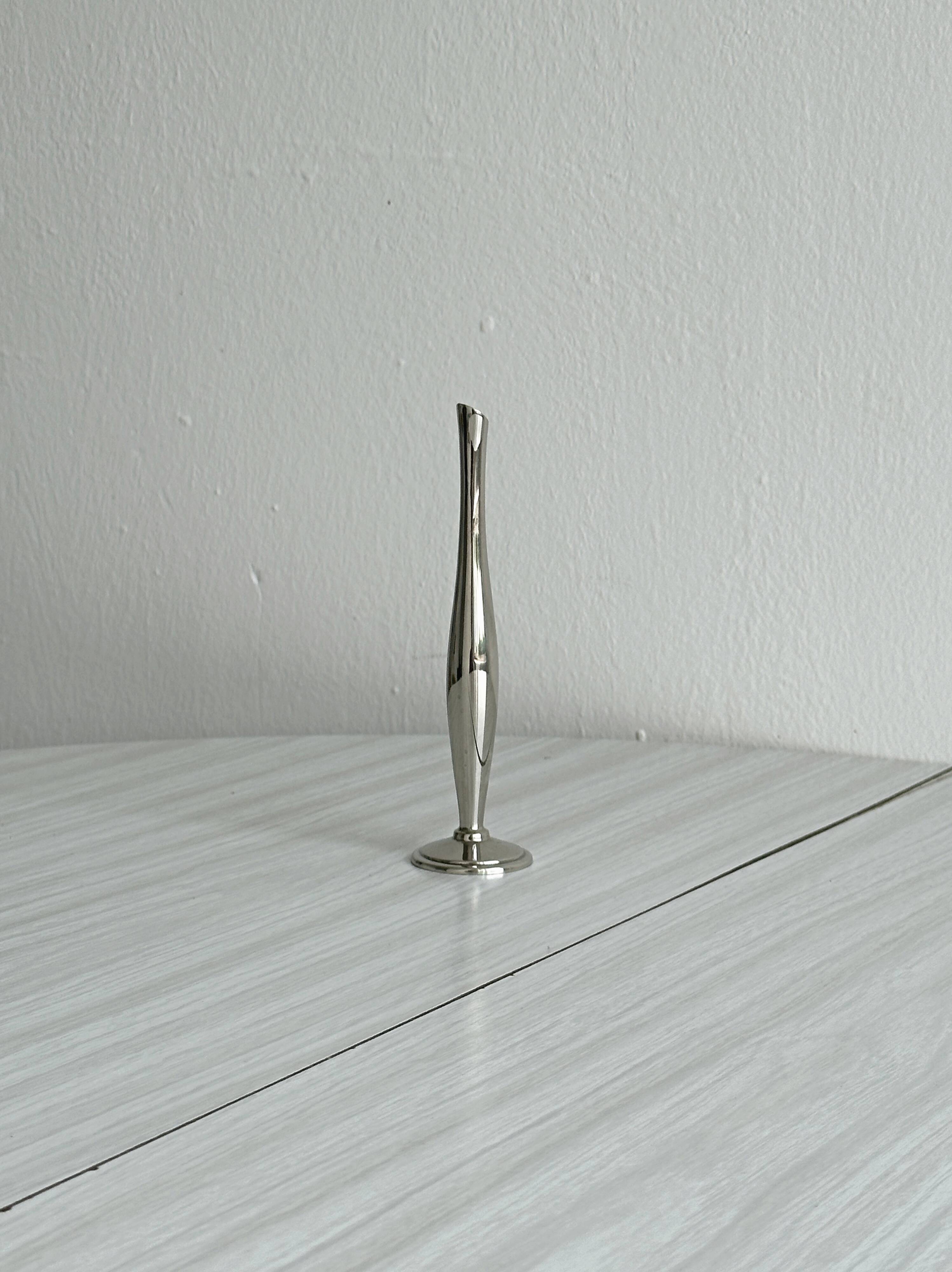 Small silver-coloured metal soliflore.