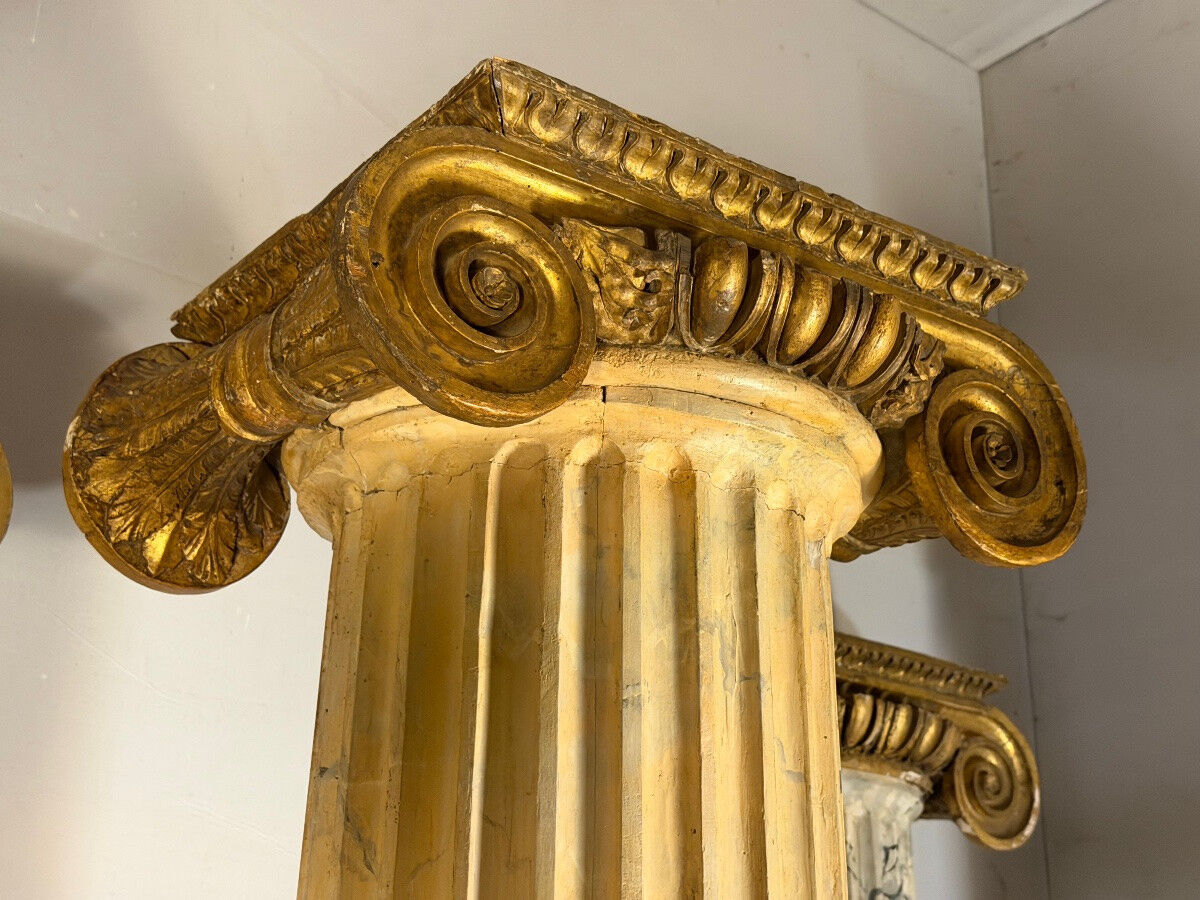 deux colonnes et quatre demi-colonnes cannelées, bois sculpté et faux marbre, XVIIIème siècle