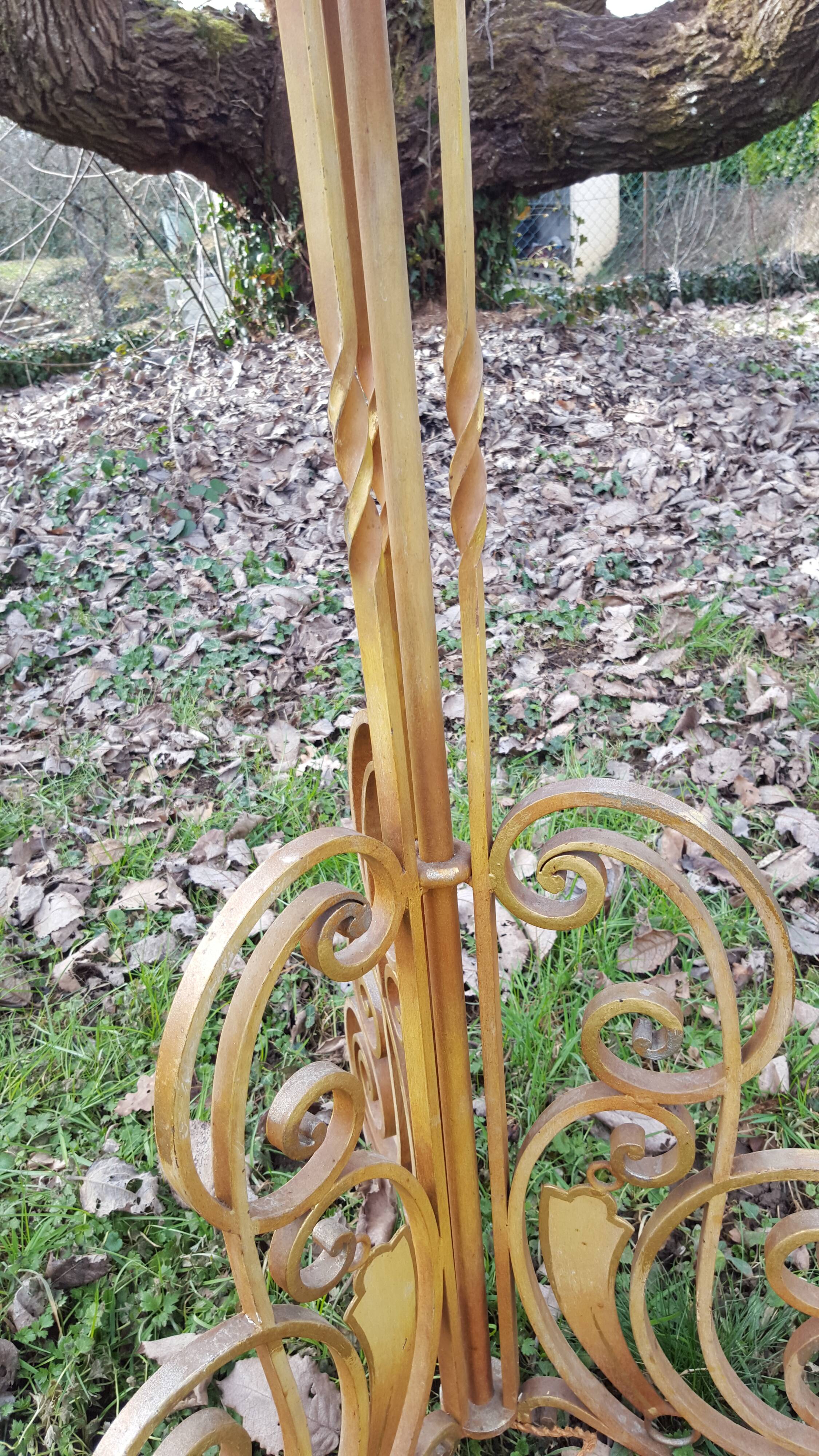 Art de wrought iron lamppost