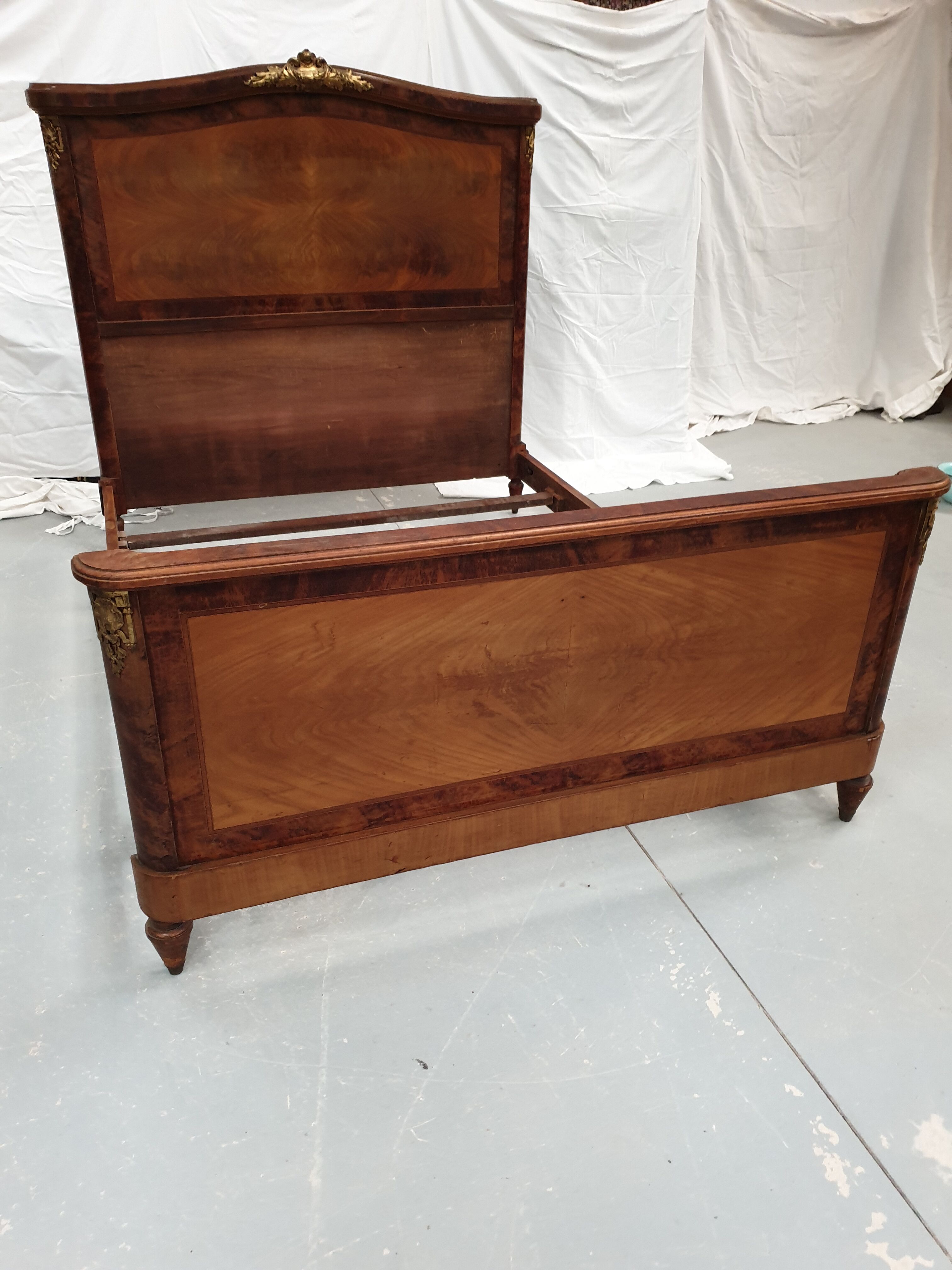 Bed style Louis XVI gilded bronze