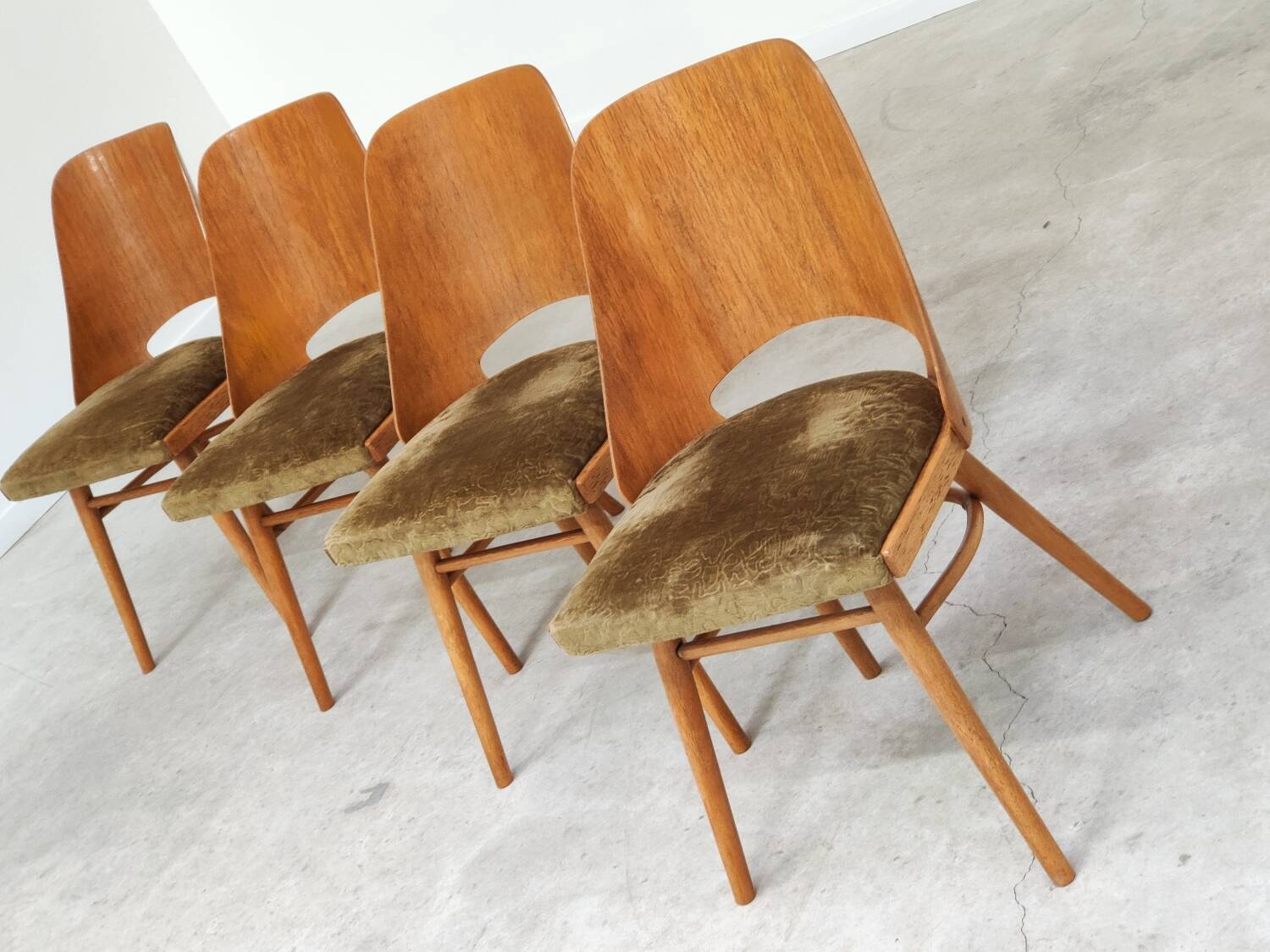 Set of 4 chairs model 514 by Radomir Hofman for Ton 1960