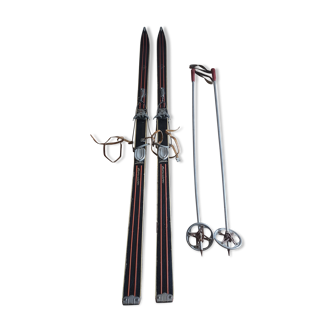 Old skis wooden and its pair of sticks