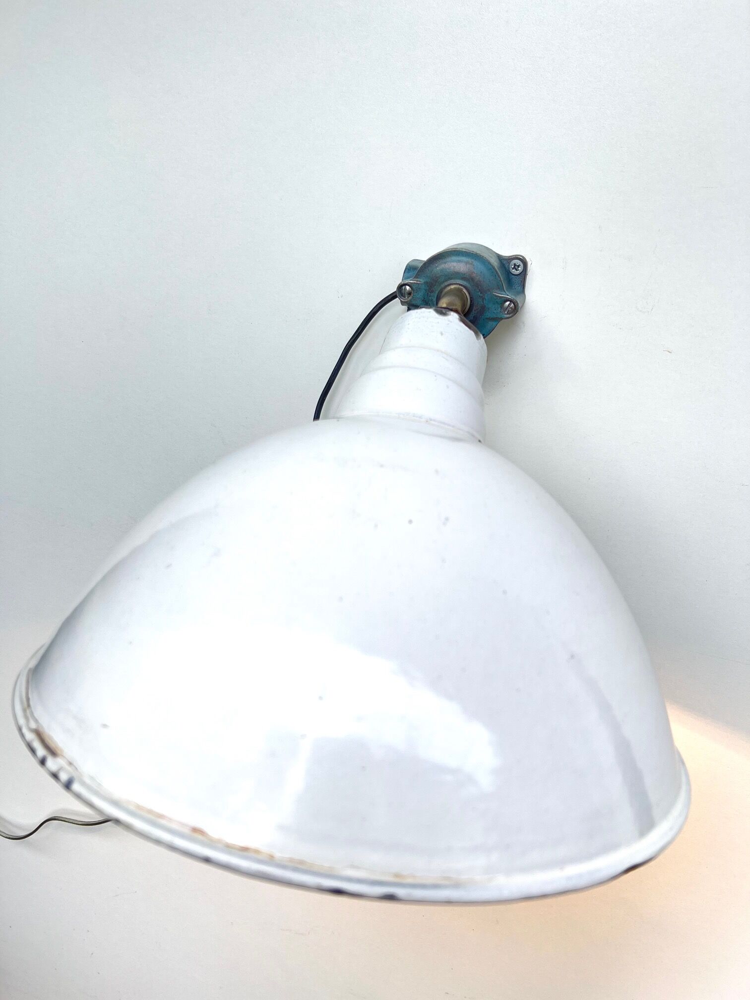 White enamelle tole wall lamp ø 31 cm brand benjamin usa