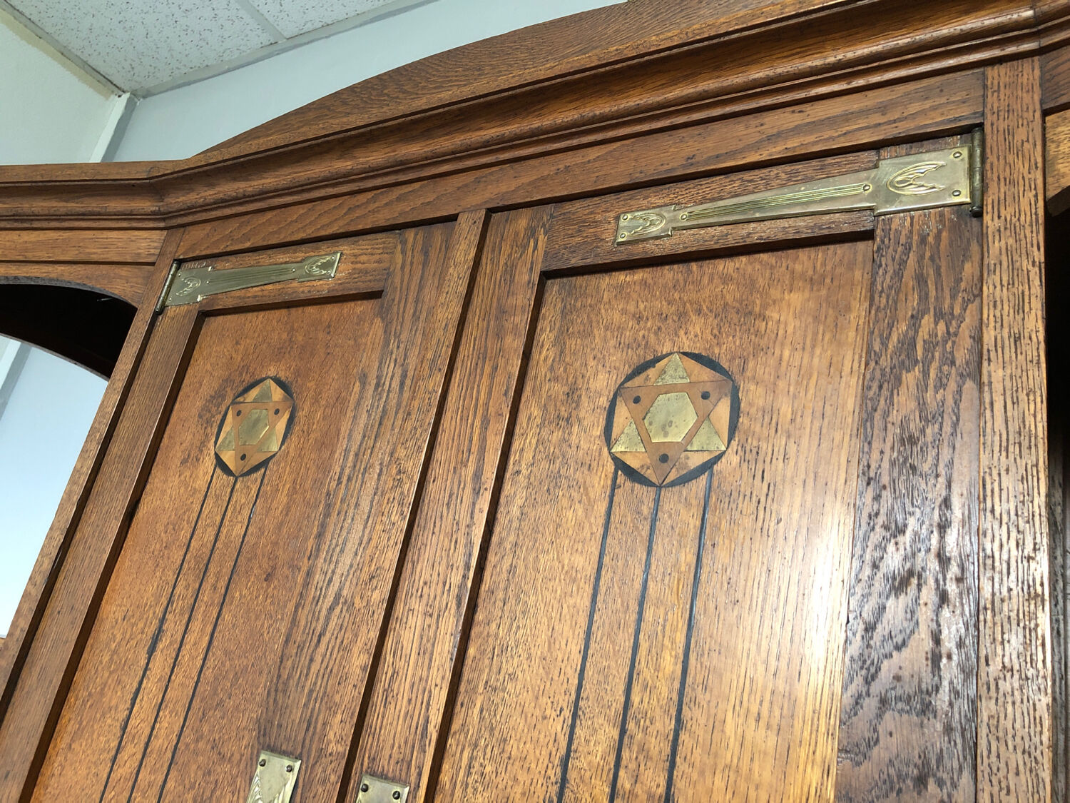 Art Nouveau china cabinet by Gustave Serrurier Bovy
