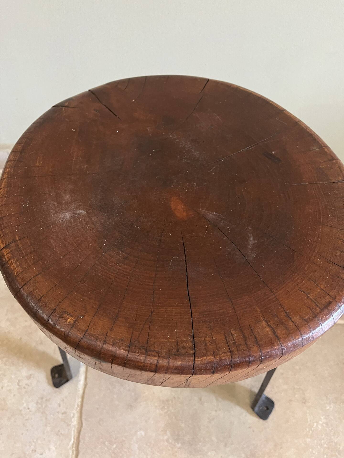 Tabouret tripode brutaliste