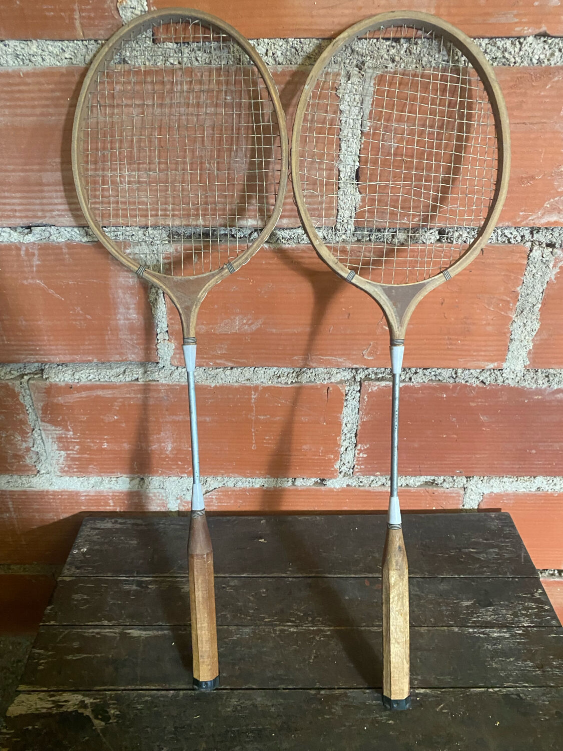 Paire de raquettes de tennis anciennes en bois et métal, années 50