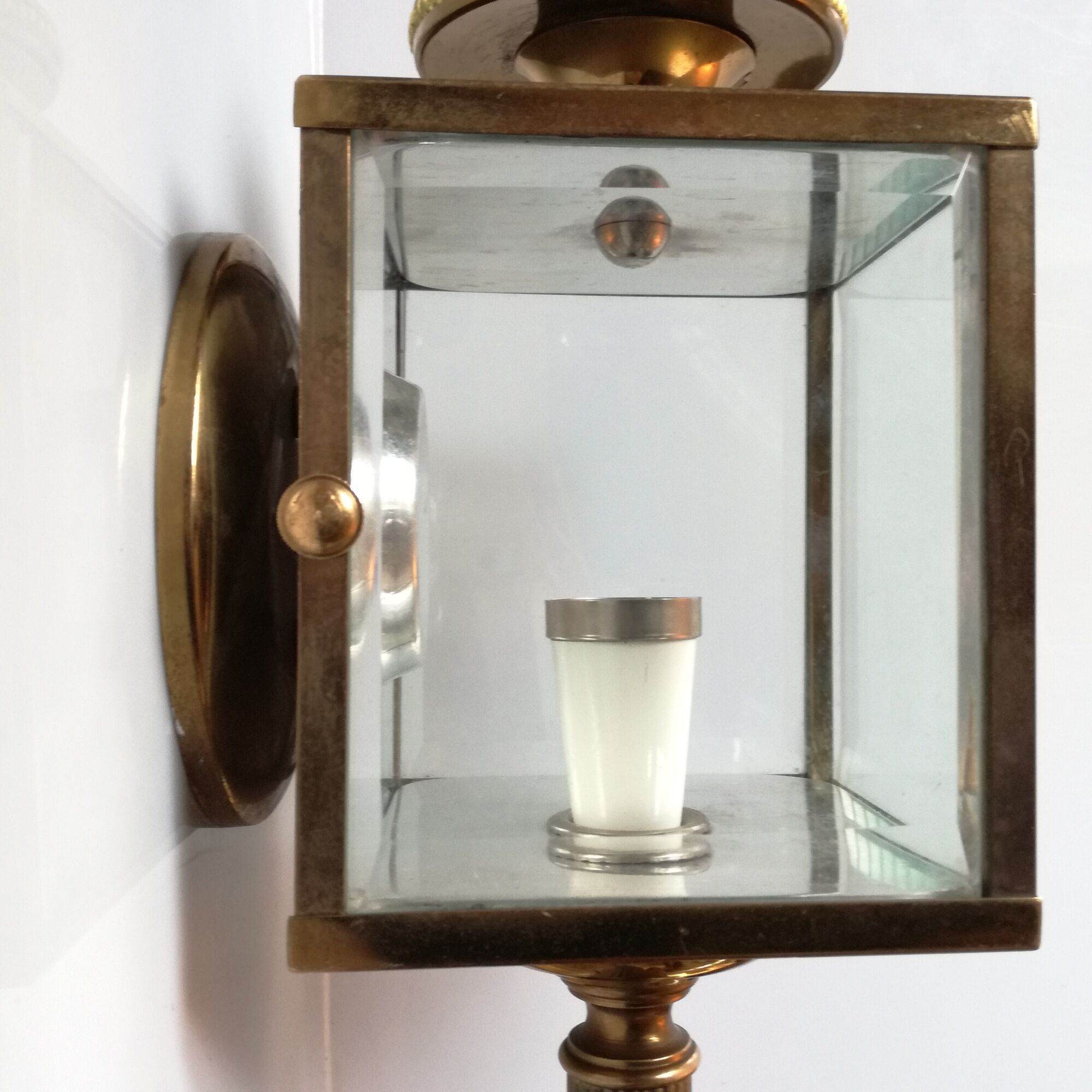 Brass and beveled glass lantern-like wall lamps in brass and beveled glass
