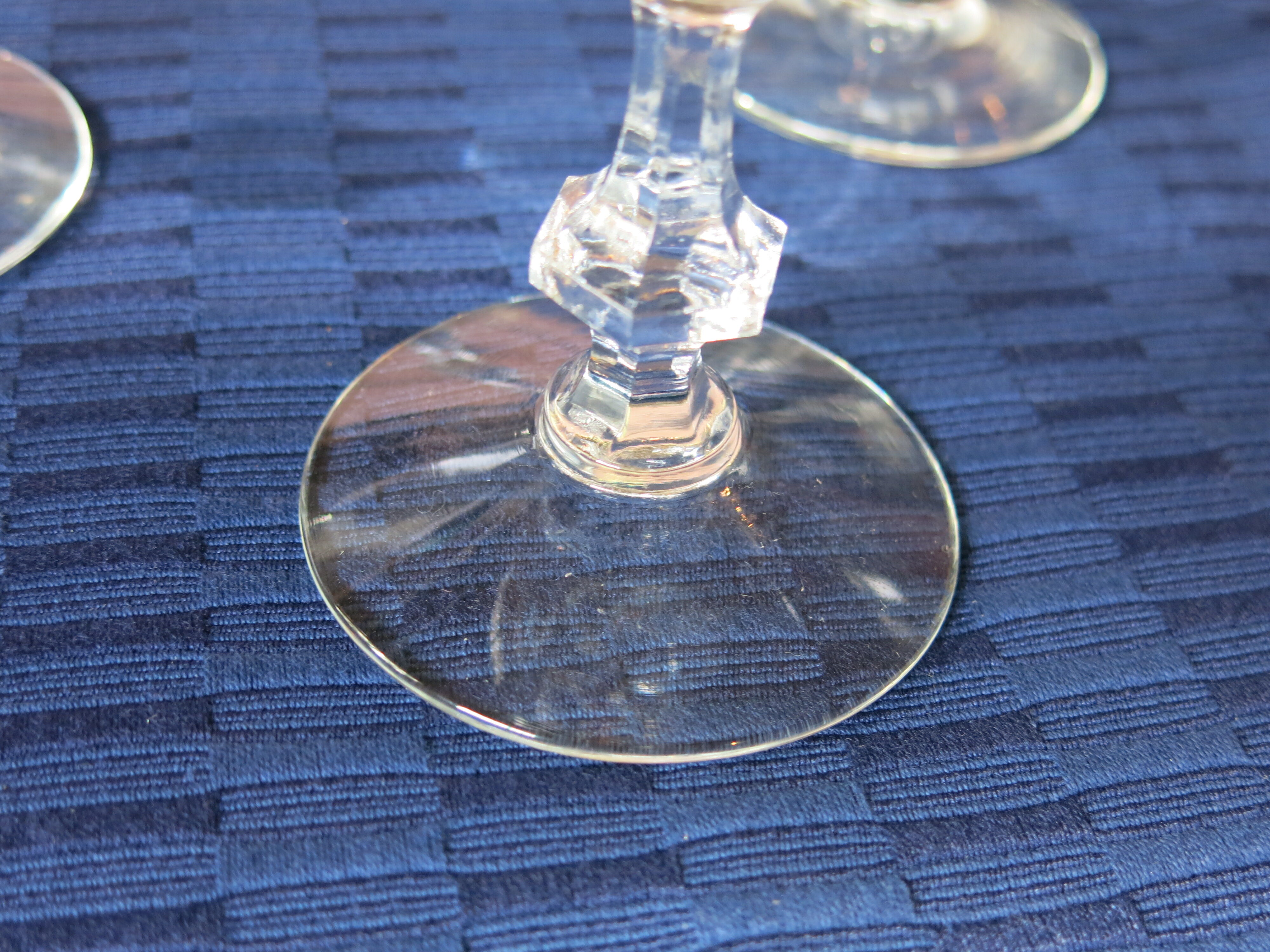 6 champagne or cocktail glasses in transparent glass in very good condition.