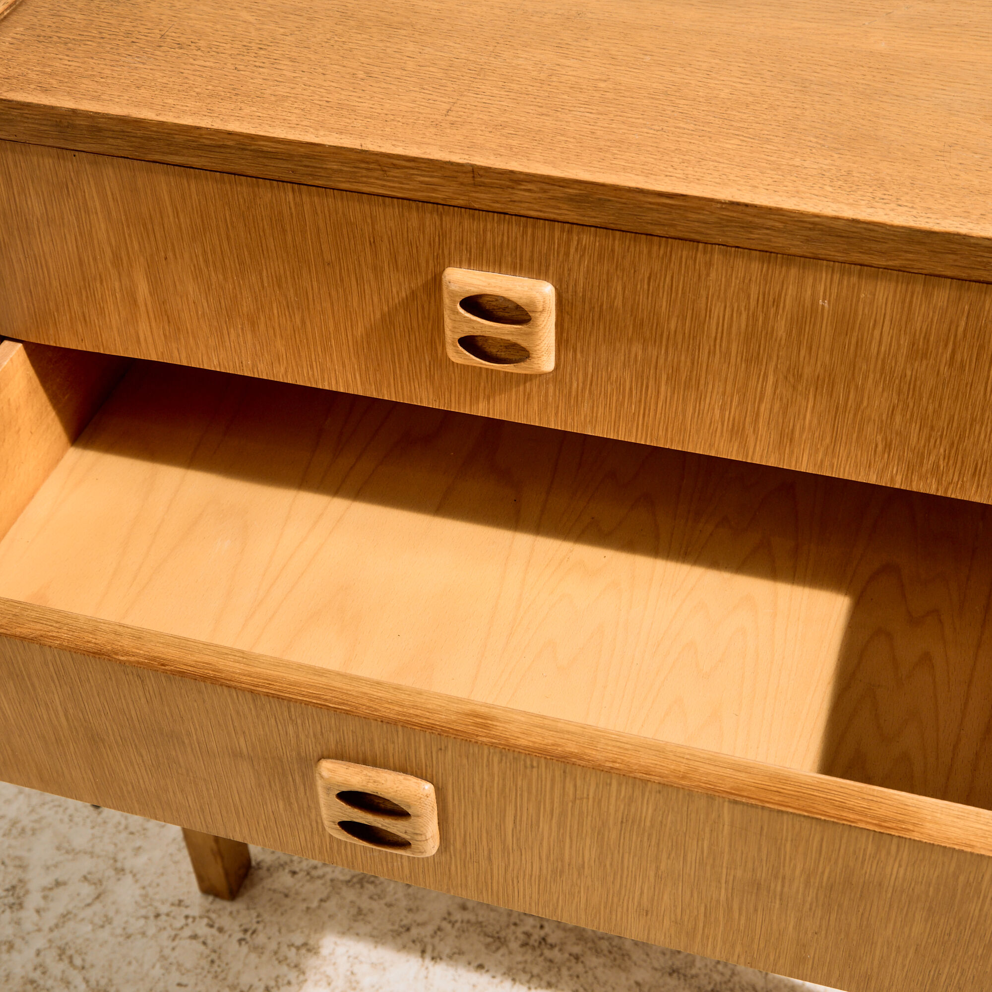Oak chest of drawers with four drawers