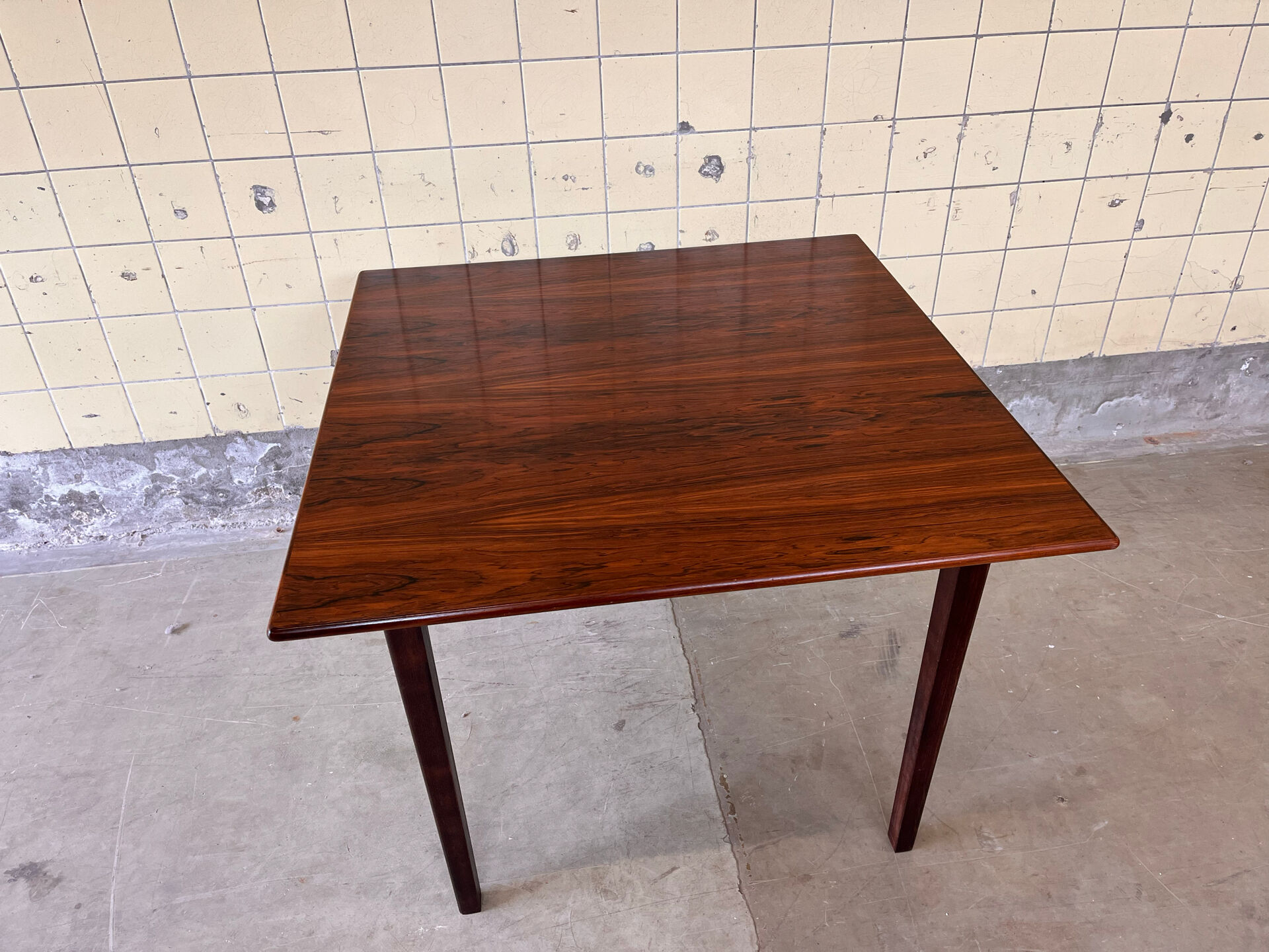 Table à manger en palissandre compacte